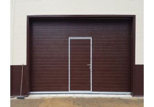 Секционные ворота с дверью для гаража